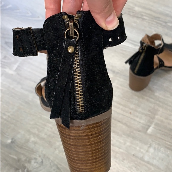 Block sandals with triangle cut out EUC! - Picture 3 of 4